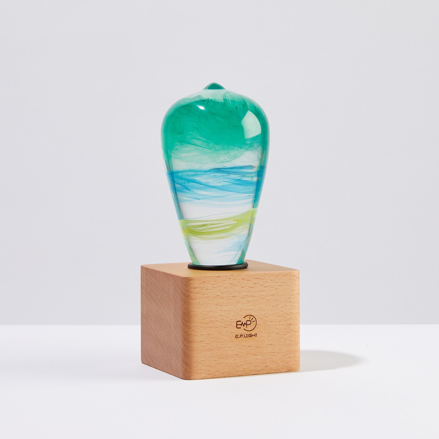 EP LIGHT - Alice bulb with unique eco-resin design on wooden base, combining vintage charm and energy-saving LED technology.