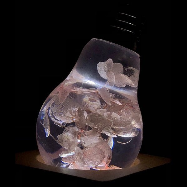 EP Light - Pink Hydrangea glowing bulb with handcrafted eco-resin petals, blending garden beauty and energy-saving lighting.