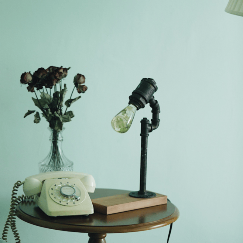 EP Light - White Hydrangea bulb with eco-resin design on a vintage-style lamp, adding elegance to any room.